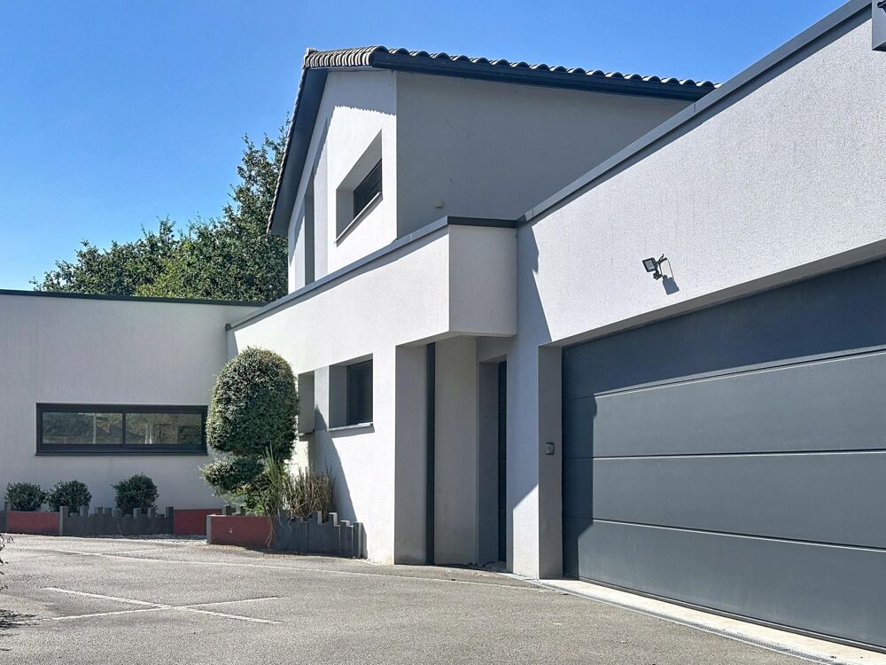 Vente Maison Elégante propriété de 195m² avec piscine La roche-sur-yon