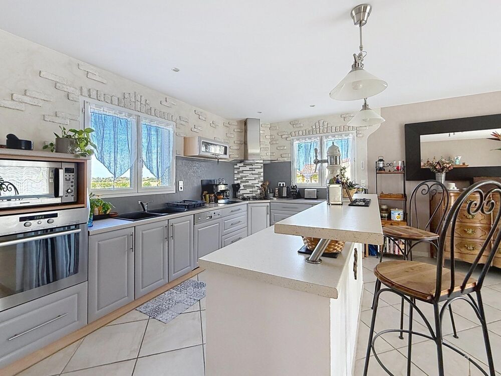 Jolie villa type T6 - garage - calme - vue imprenable sur le village.