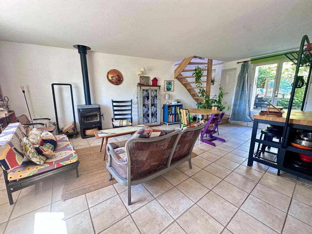 CRÉMIEU  Maison en pierre avec jardin