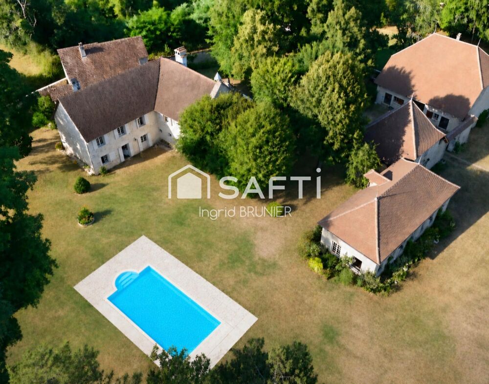 Propriété de caractère avec 6 bâtiments + piscine