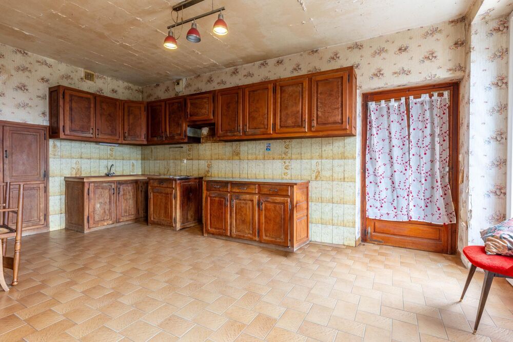 Ancienne école rénovée dans les années 80  130 m²  Terrain clos de 1 743 m²