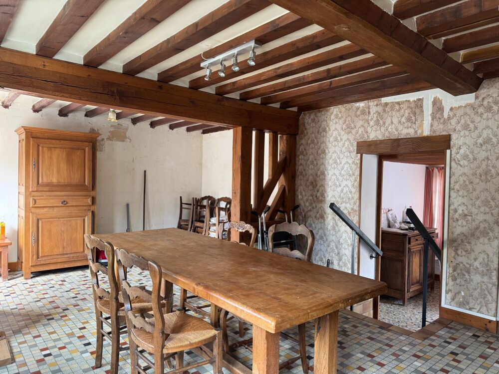 Maison de bourg avec jardin, non mitoyenne, de plus de 110 m². Garage, grand carport - fort potentiel.