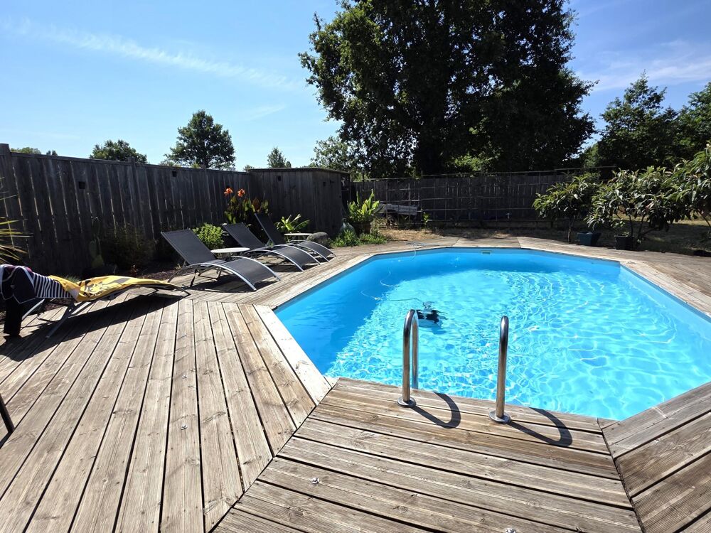 Chalet en bois, de plain pied, au coeur de la campagne baugeoise, avec sa piscine et son étang de pêche