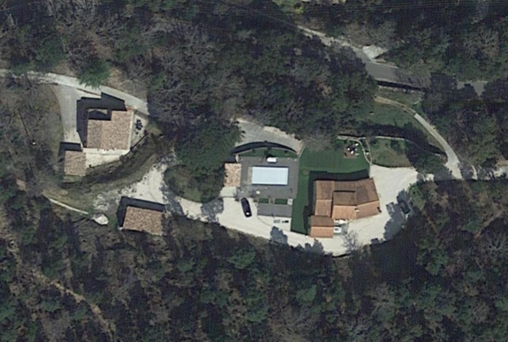 Magnifique propriété composée dun ensemble de deux maisons, dune piscine et diverses dépendances sur un peu plus de 5 hectares