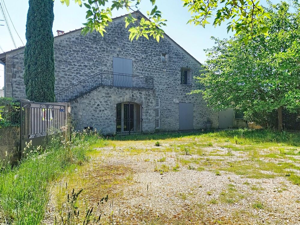   Maison en pierre avec bureaux et parkings 