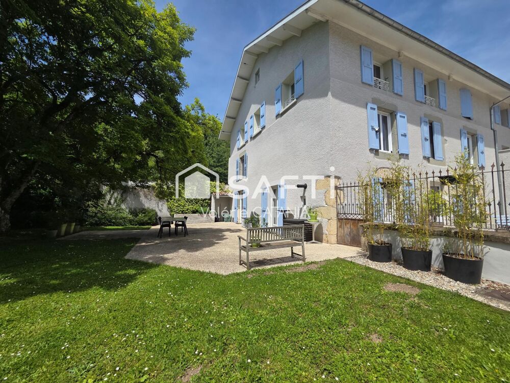 Tullins - Maison de caractère de 300m² habitables avec jardin arboré.