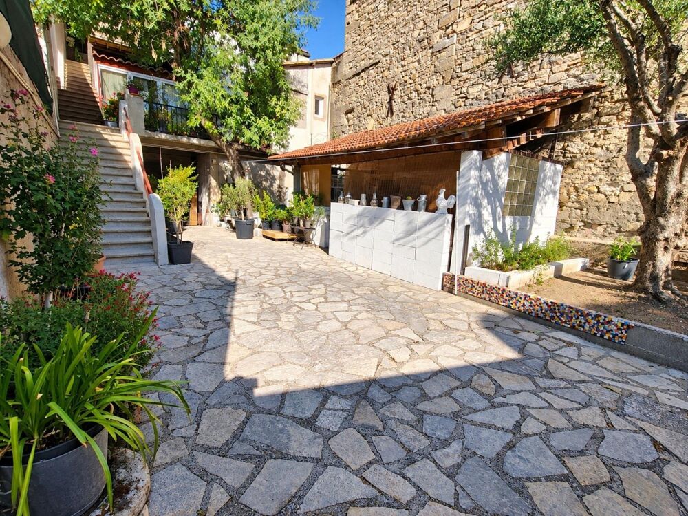 Maison deux logements plus local proche BARJAC