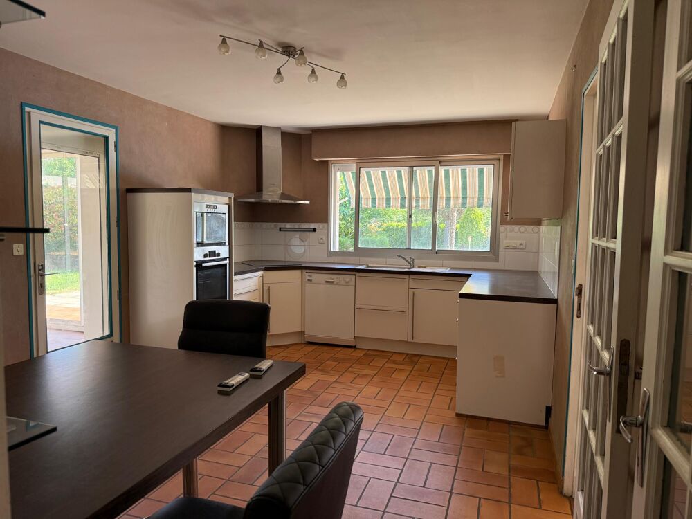 Maison spacieuse avec piscine et terrain arboré.