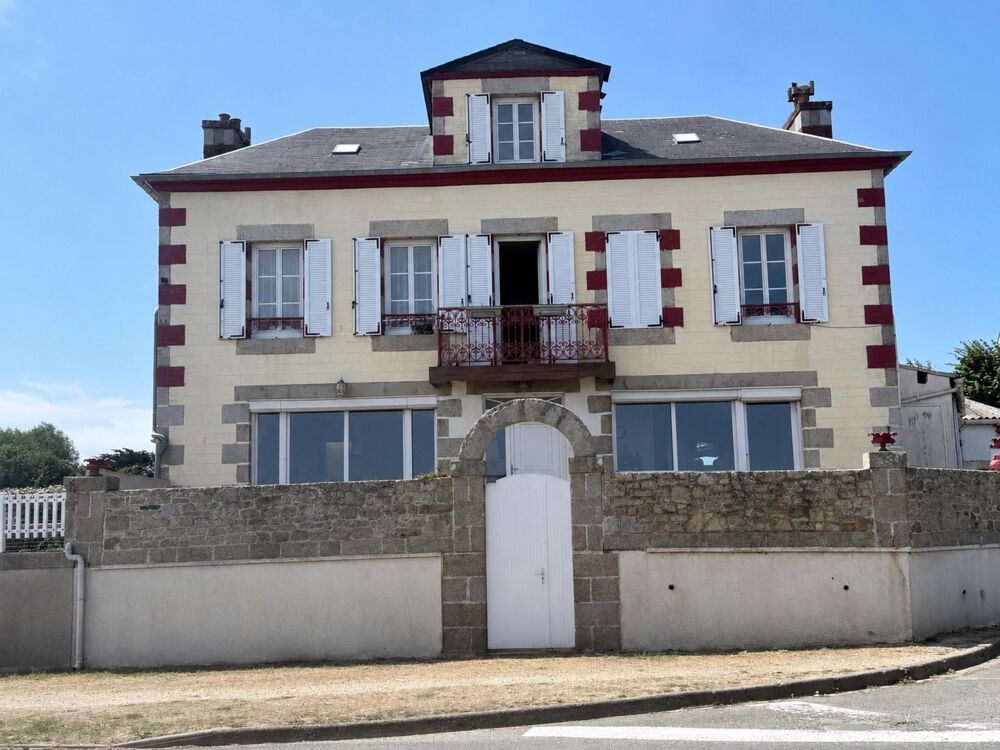 Maison de caractère des années 40 avec vue mer et hangar