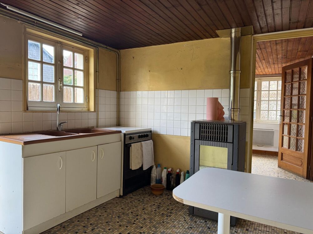 Maison de bourg avec jardin, non mitoyenne, de plus de 110 m². Garage, grand carport - fort potentiel.