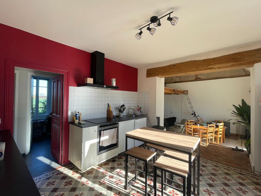 HABITATION rénovée avec dépendances et hangar métallique ouvert