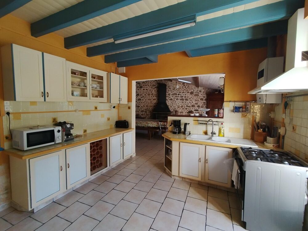 Découvrez ce gîte de caractère avec piscine hors sol et grand terrain