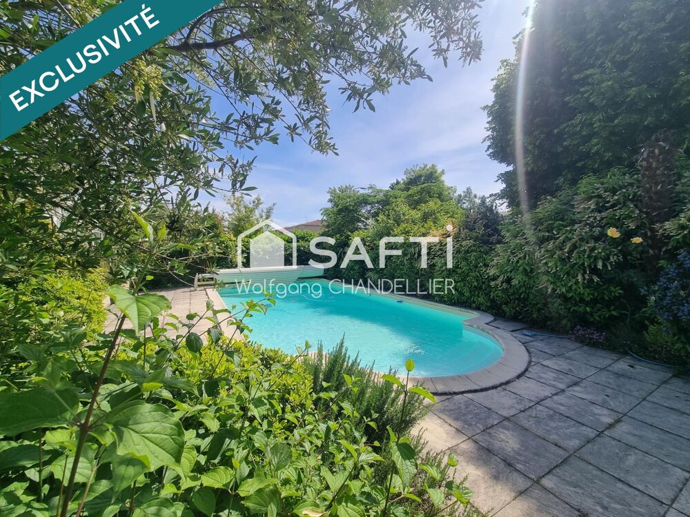 Maison avec panneaux solaire, piscine et garage!