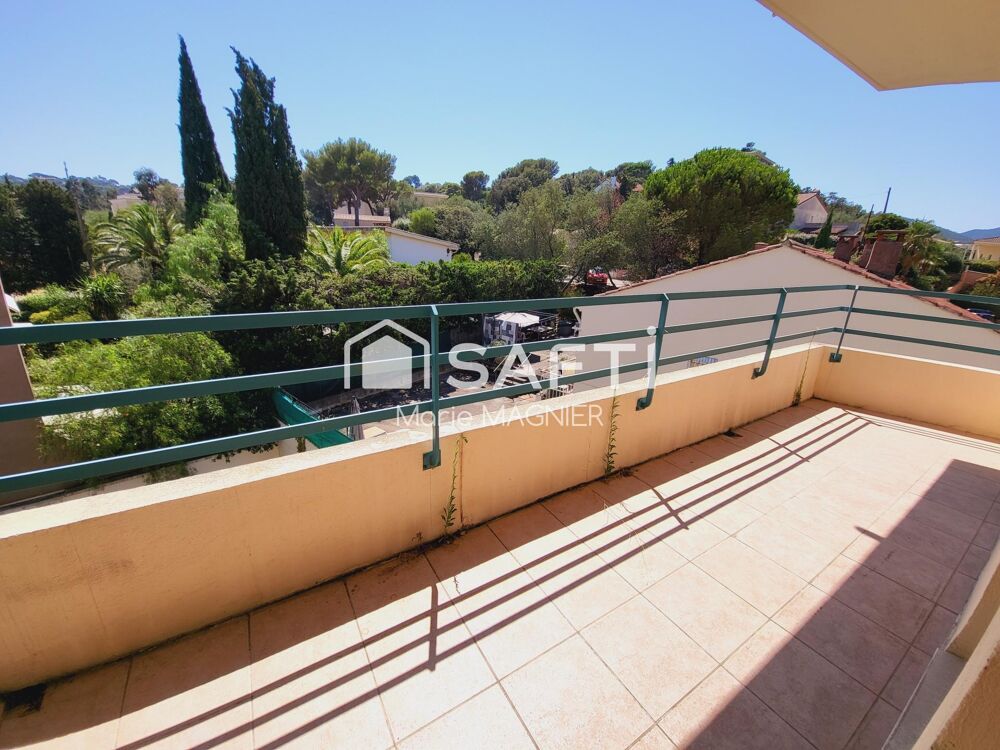 Tout à pied pour ce grand T2 de 43m2 avec balcon de 9m2 dans une résidence sécurisée et recherchée - centre-ville de CAVALAIRE s