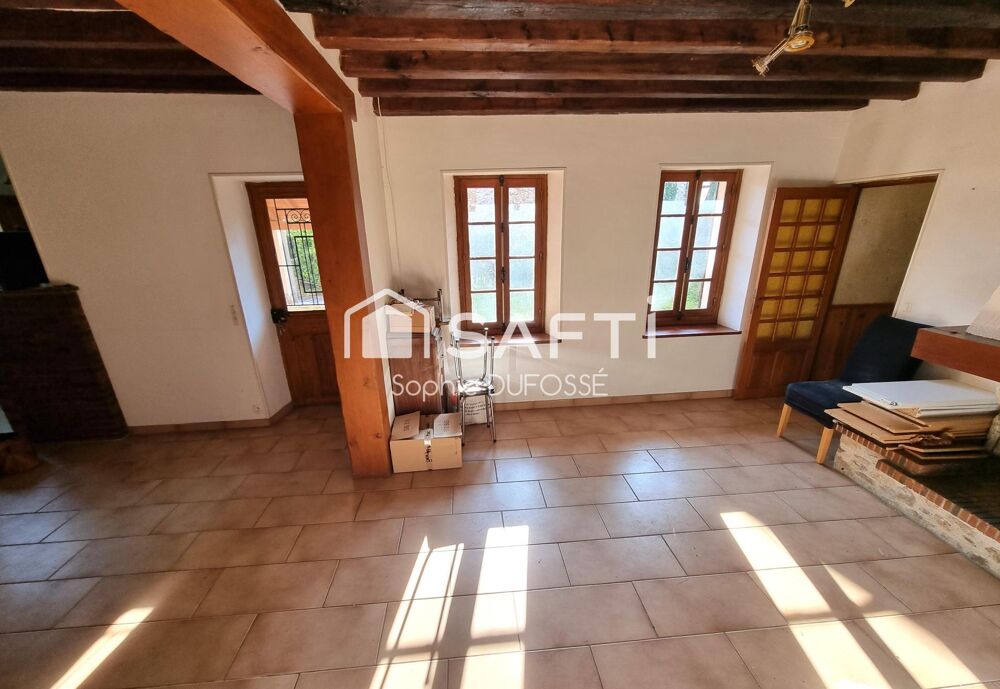 Beau potentiel pour cette maison en pierre de 127 m² à rénover avec deux granges sur un terrain clos de 705 m²