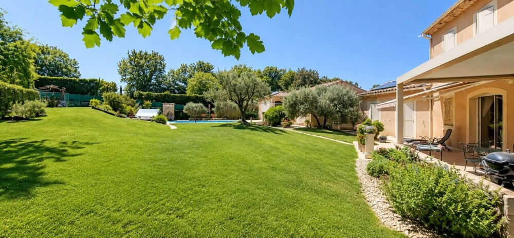 Bien rare sur le secteur ! Vue dégagée sur le Mont Ventoux, aucun vis-à-vis, piscine, garage et terrain de 2 136 m². Une villa d