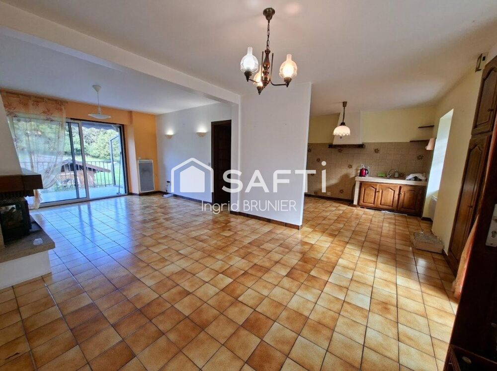 Maison en pierre avec terrain et un garage