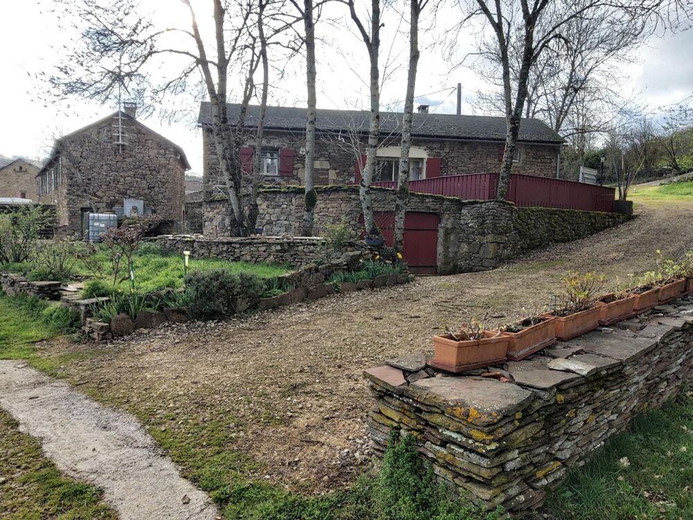 Vente Maison Ensemble de trois maisons en pierre dont un gte sur un terrain plat de 7000m2 Martrin
