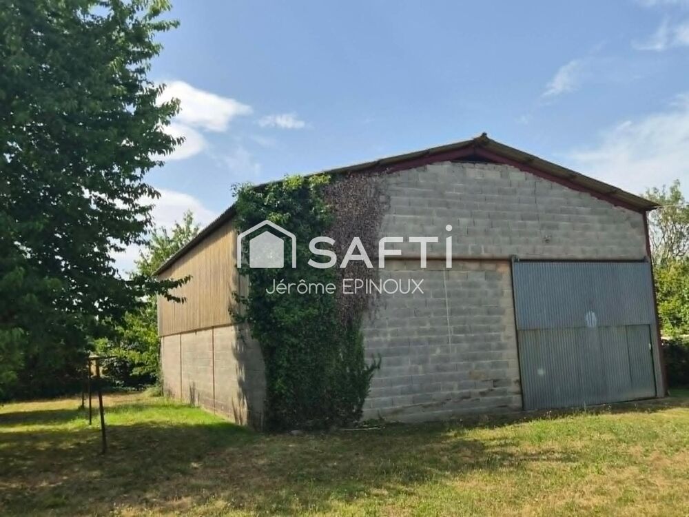 Plusieurs options pour cette demeure, la possibilité d'un appartement ou local indépendant de 35m2 + 160m2 de hangar pour mécani
