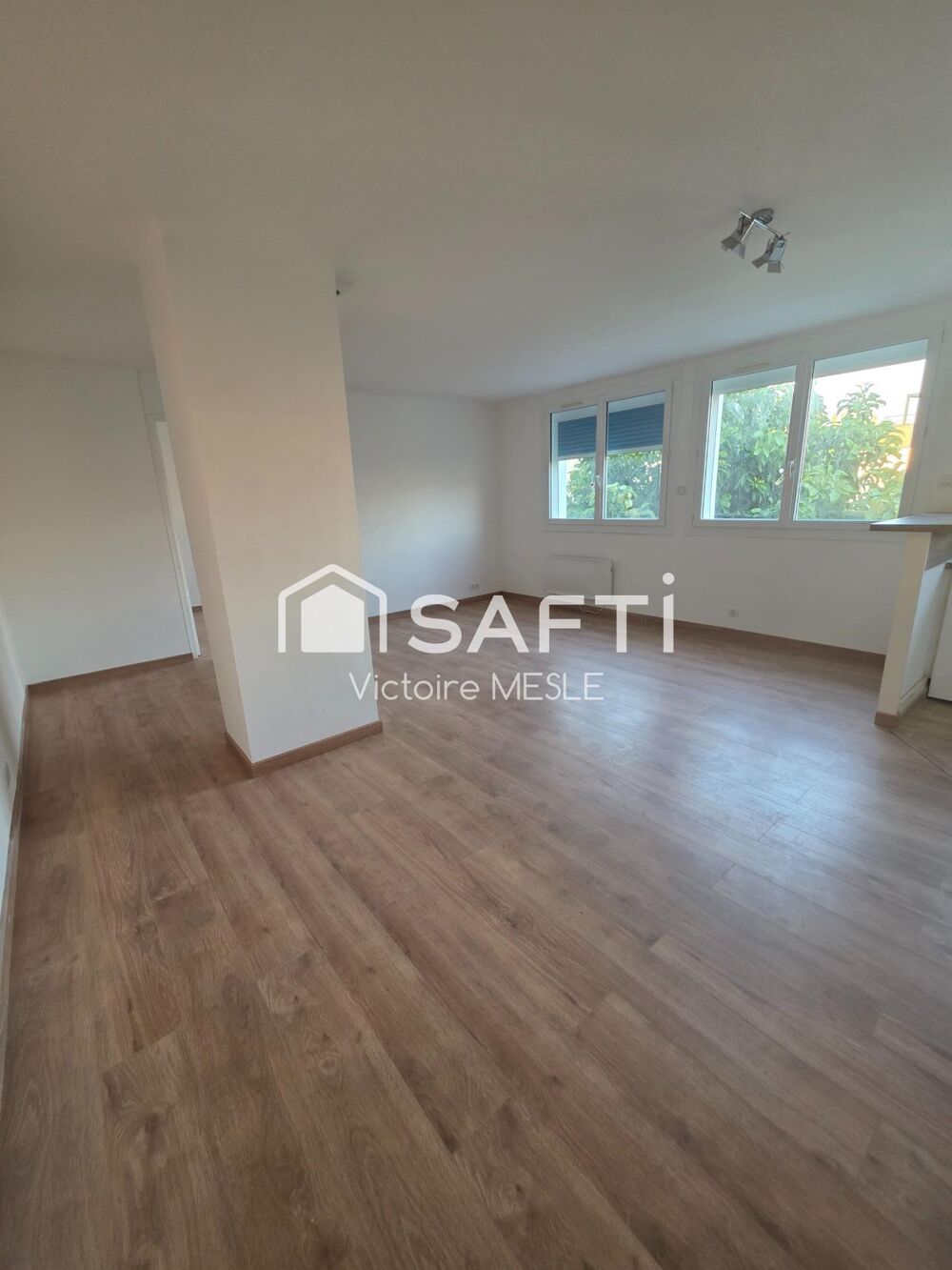 Joli Appartement d'une superficie de 49 m 2, offrant un un salon de 26 m2 ouvert sur un espace cuisine équipée, avec place de pa