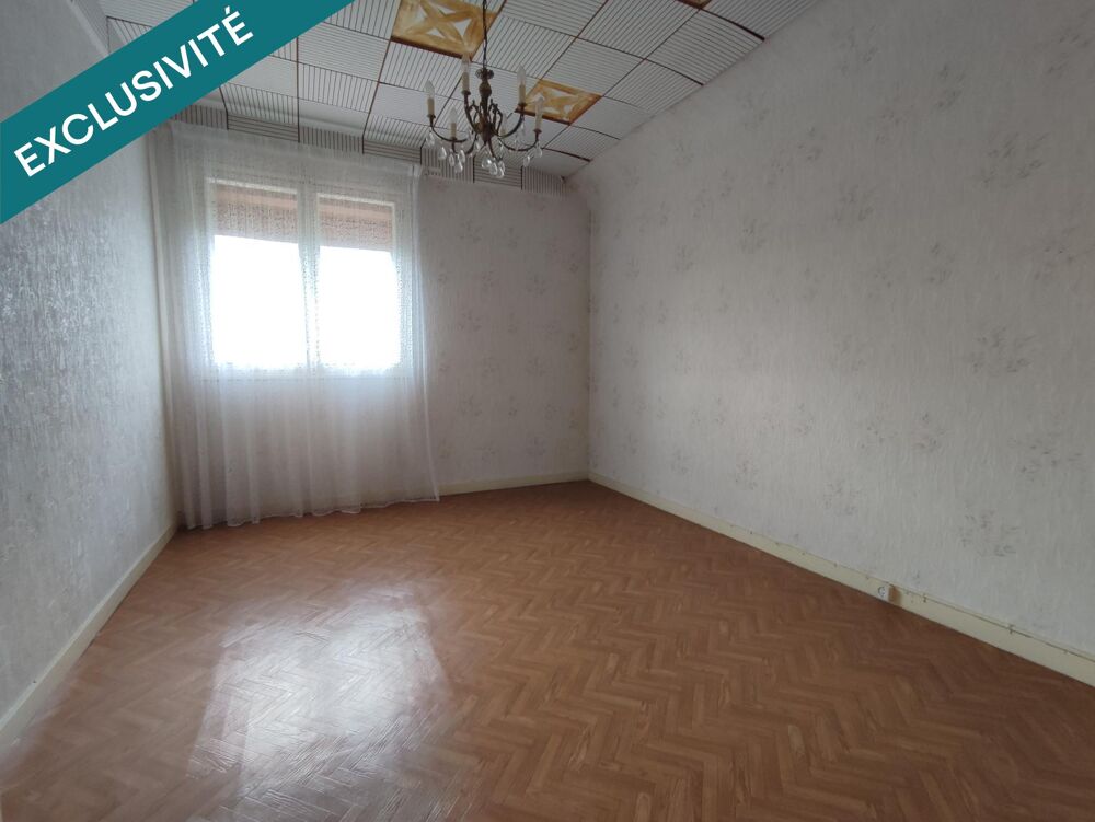 maison sur sous-sol à rénover, 3 chambres, annexes importantes.