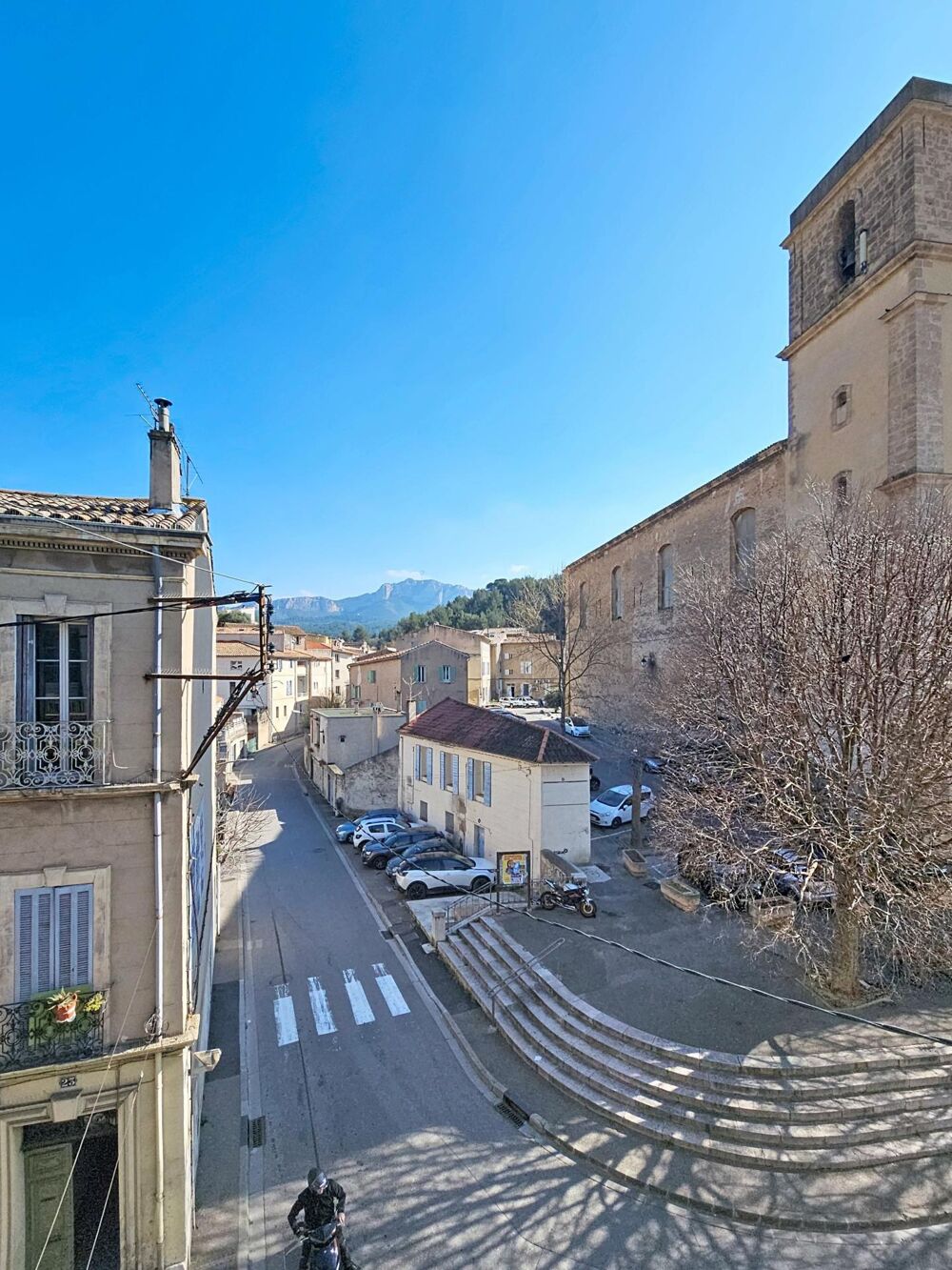 Le charme dun village, ce T3 contemporain au centre de Roquevaire va vous surprendre