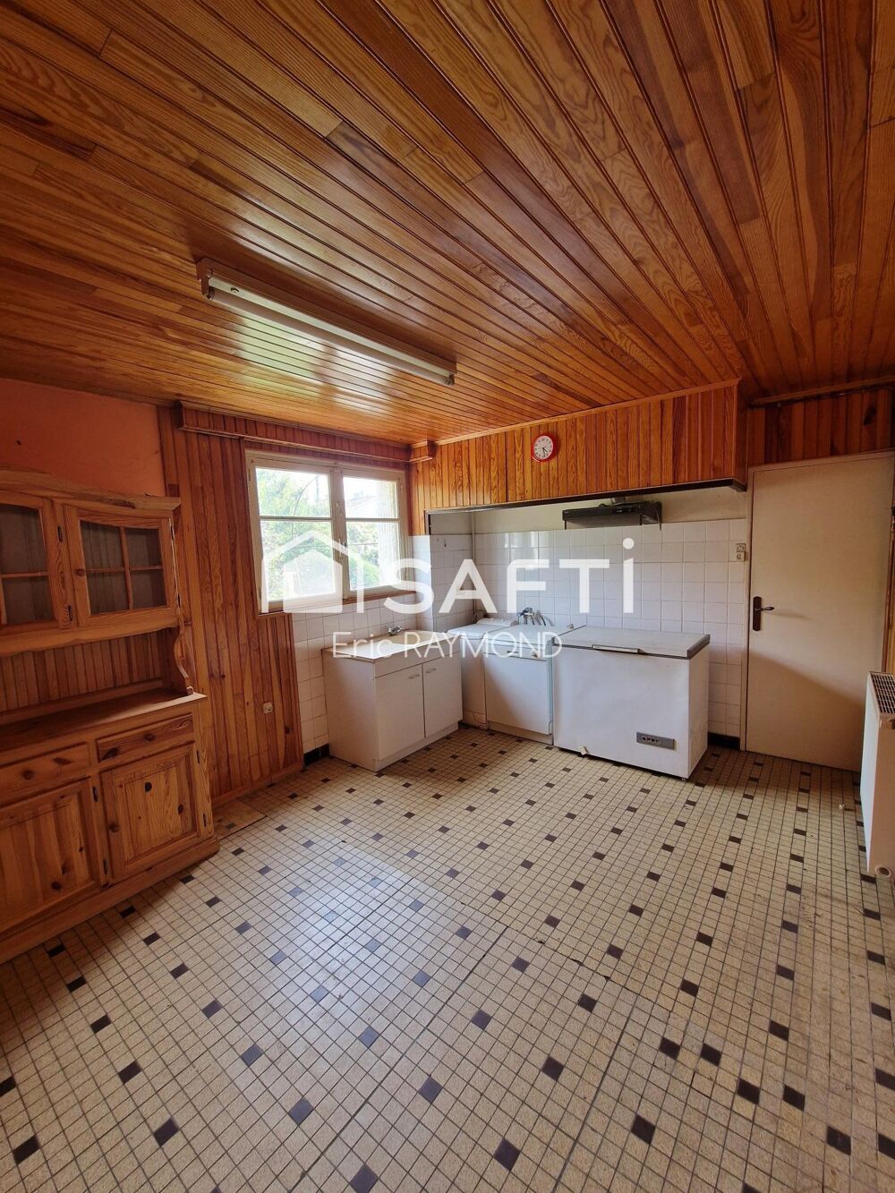 villa de type T5 avec petit jardin, proximité centre ville, divers commerces, écoles, collèges, lycées, installations sportives,