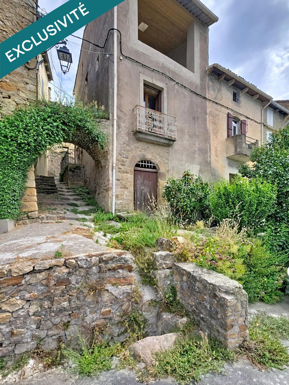 Une authentique maison en pierre à réinventer, avec loggia panoramique et vue dominante au coeur des Hauts Cantons.