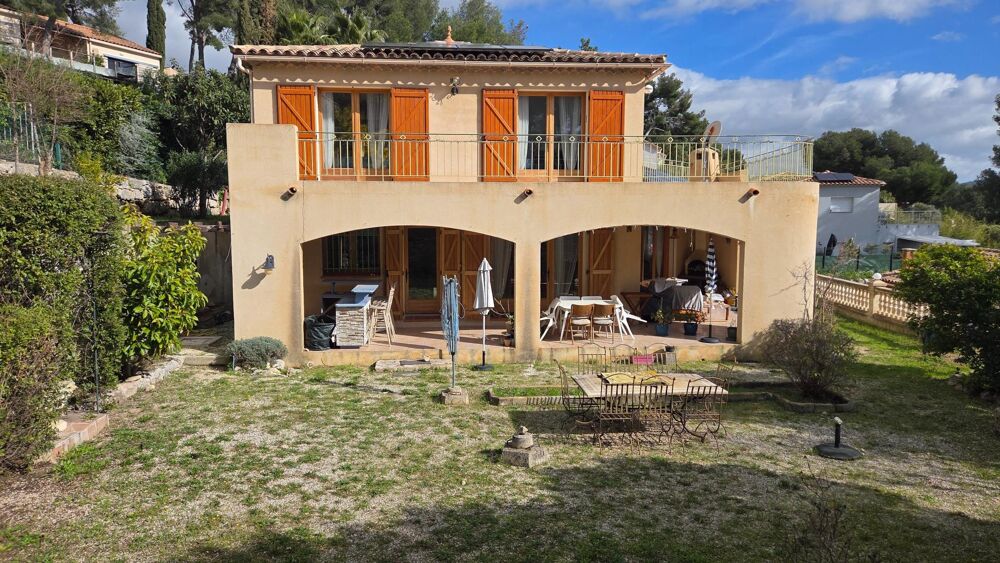 La Cadière, Maison T5 de 134 m² implantée sur 1016 m² de terrain.
