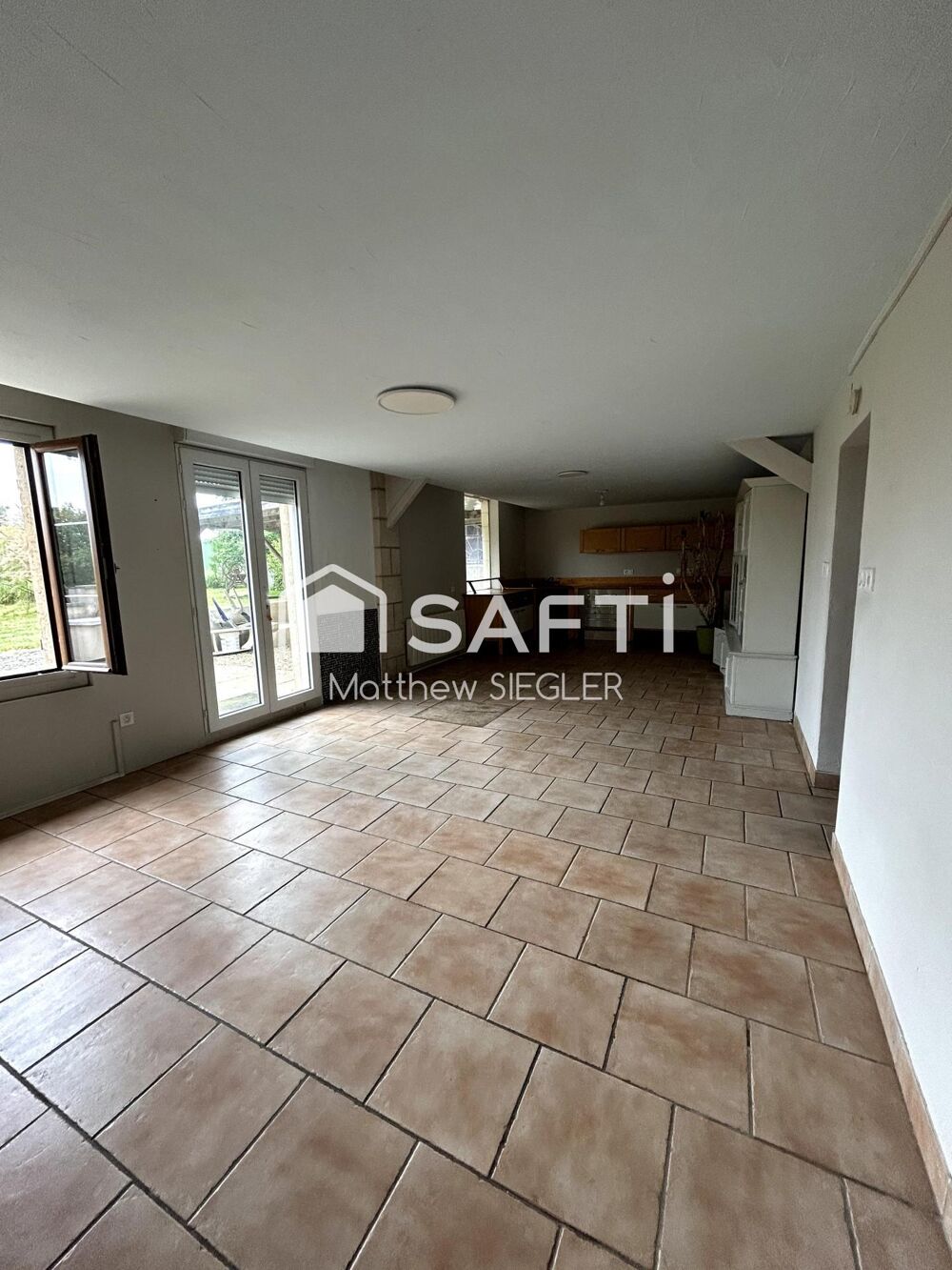 Vente Maison Maison en pierre pleine de charme avec beau jardin arboré, grande pièce de vie lumineuse et fort potentiel d'aménagement à Longu Longue-jumelles