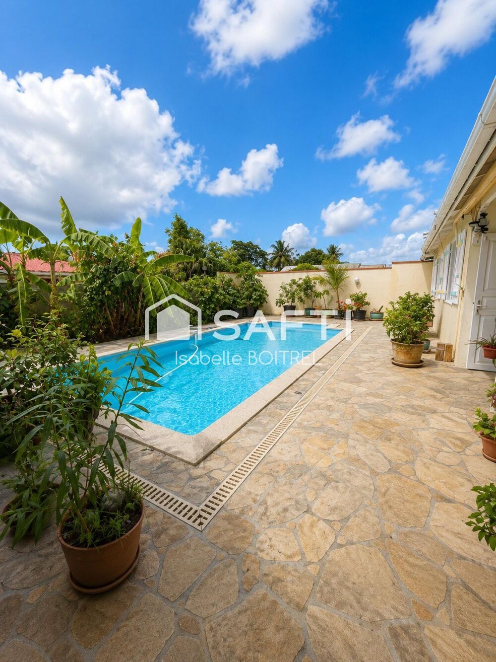VILLA AVEC PISCINE ET GRANDS ESPACES EXTERIEURS.