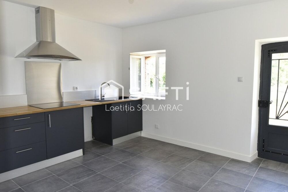 Maison de village rénovée de 108m² avec garage et jardin.