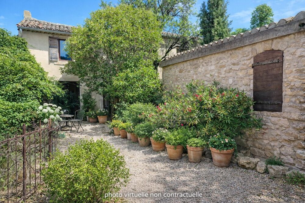 Robion  Bastide du XIXe siècle à rénover avec dépendances