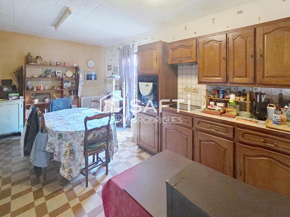 Maison mitoyenne 144m² à rénover avec jardin proche toutes commodités à pied.