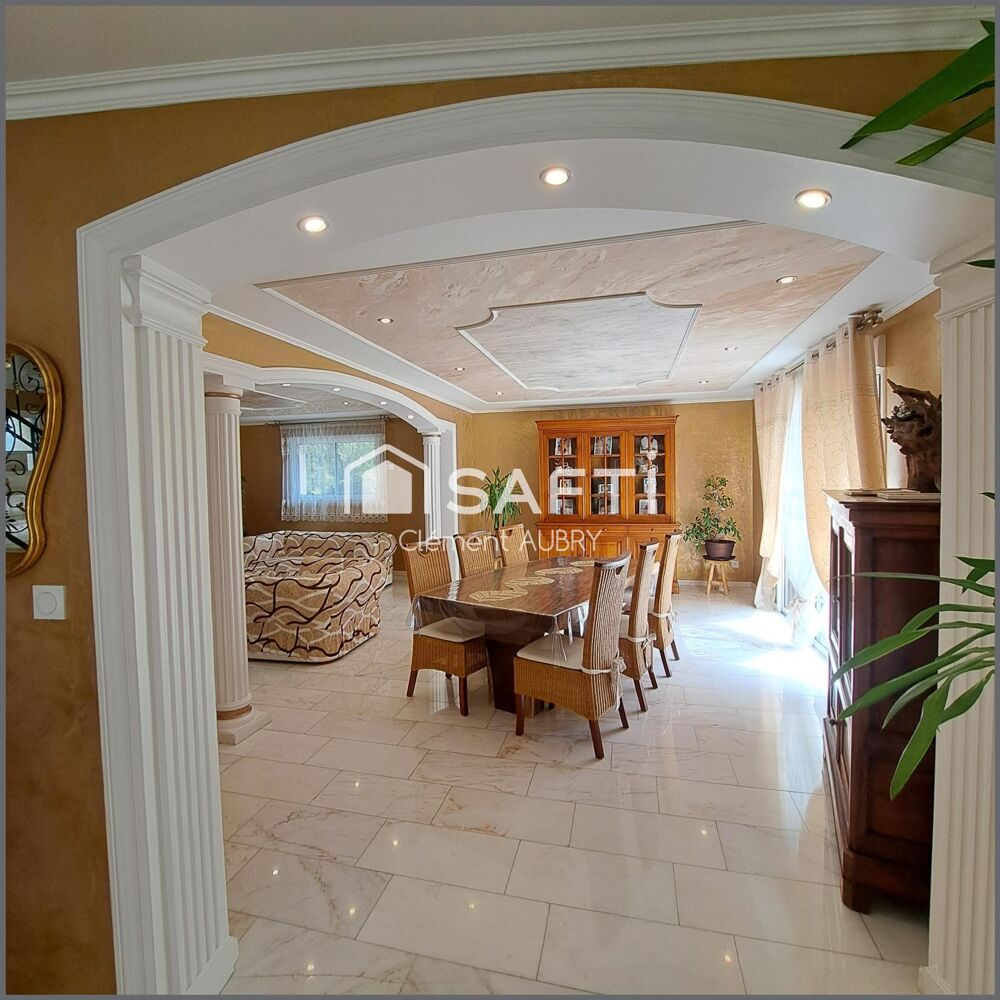 Beau pavillon moderne avec de beaux volumes et grand terrain !