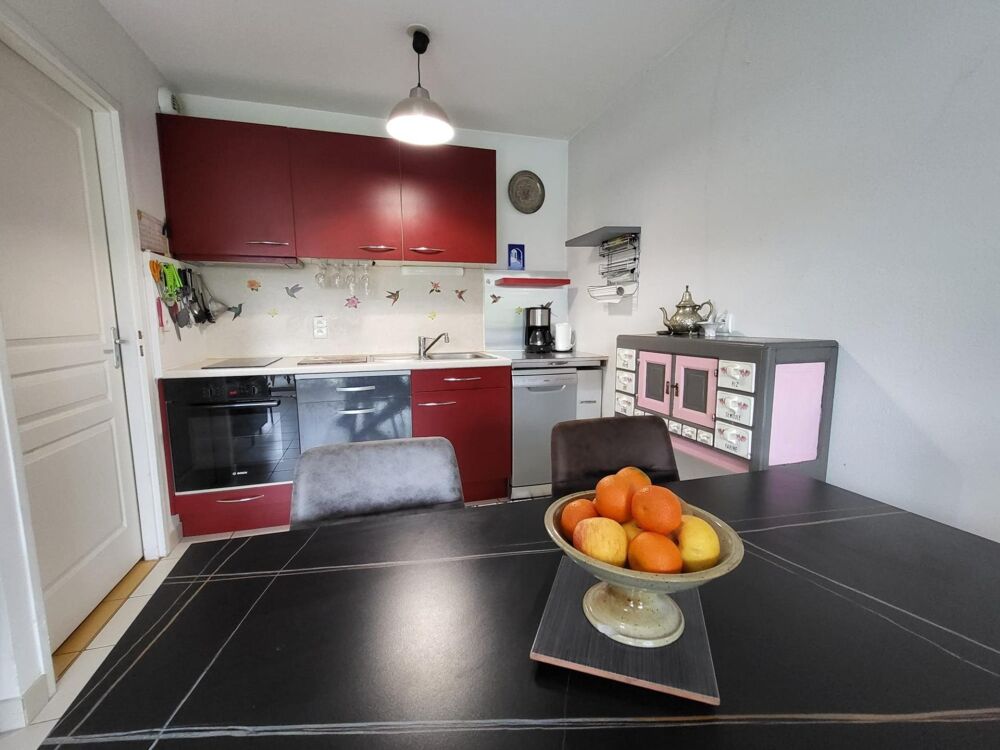 Appartement T2 avec véranda, terrasse, place de parking, carpot et garage à Saint-Ferjeux. Au calme.