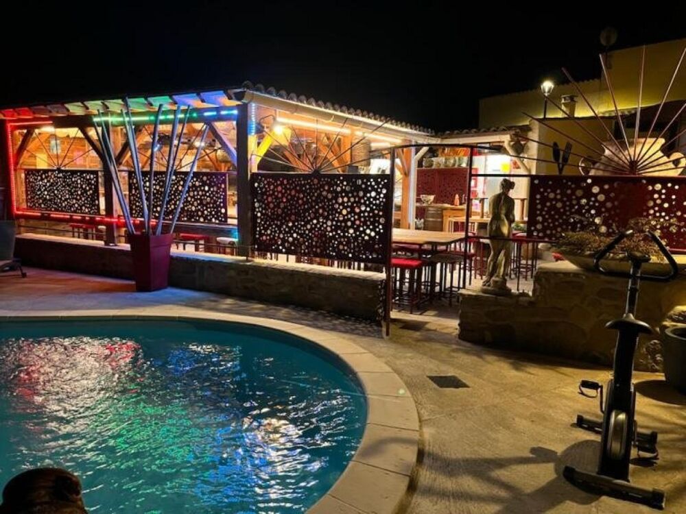   Bar tapas extérieur avec patio couvert et piscine l'été,  restaurant table unique l'hiver et appartement privé de 50m². 