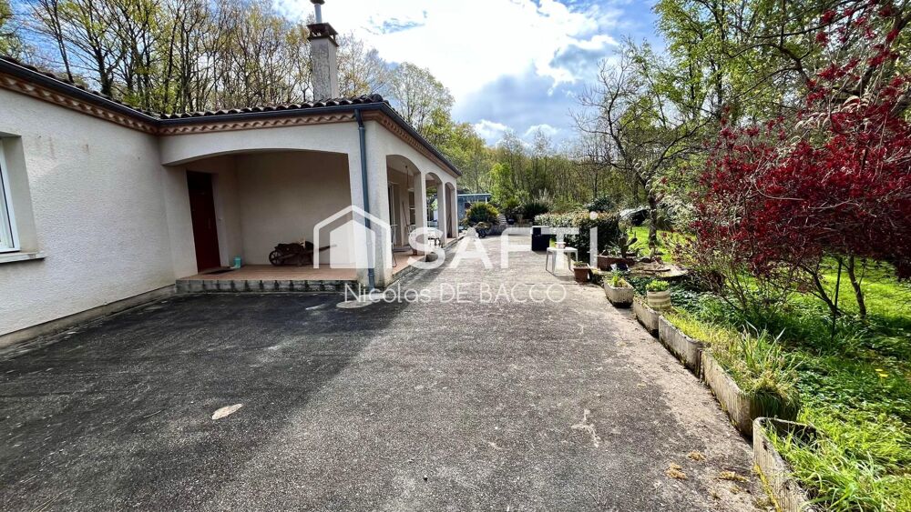 Maison de 161 m2, sur un terrain de 5430 m2 avec terrasse et piscine.