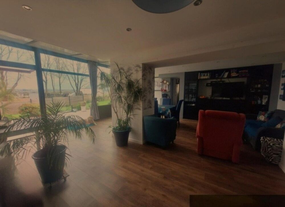 Vente Maison Dès l'entrée, vous serez séduit par une vaste pièce de vie baignée de lumière. Grandparigny