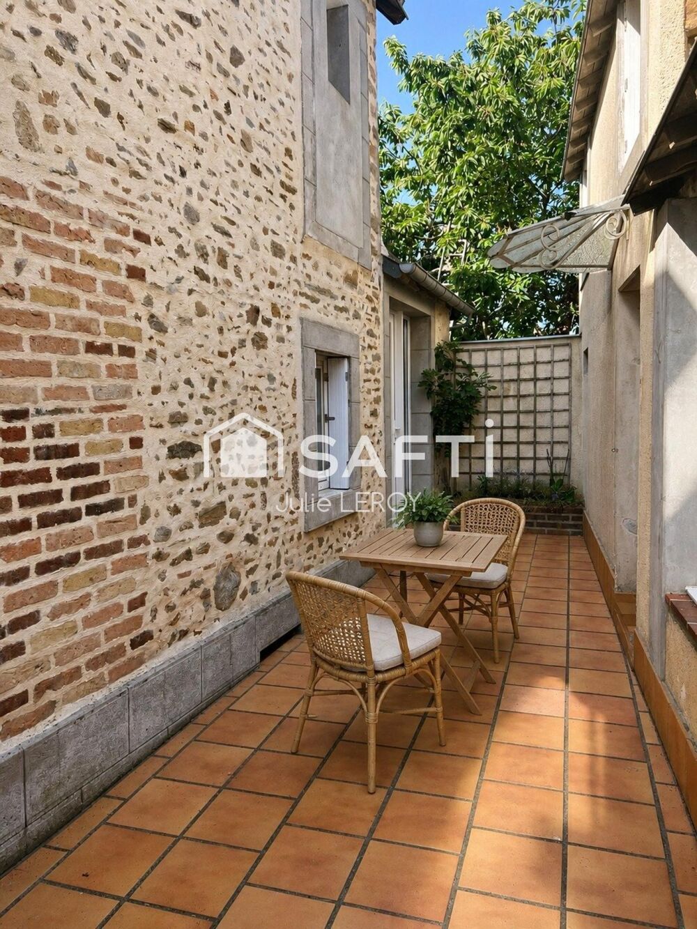 Maison de bourg avec dépendances et fort potentiel  Saint-Martin-de-Connée (53160)