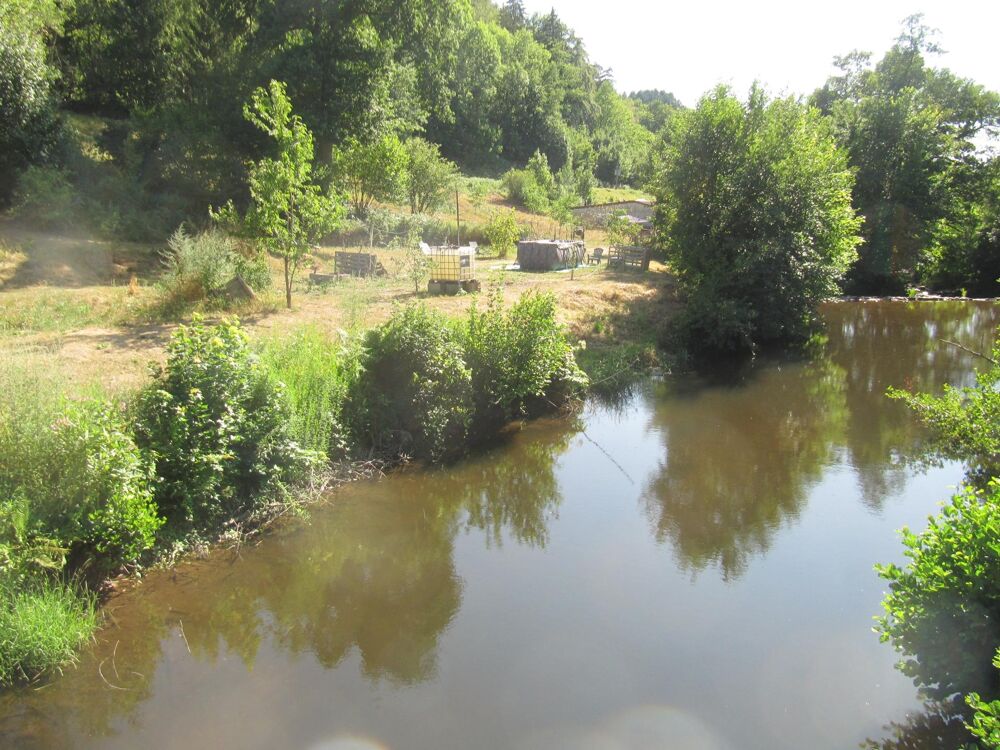 Vente Immeuble Une affaire à ne pas manquer : deux grands batiments de stockage, deux appartements plus un troisième en cours de finition sur u La monnerie-le-montel