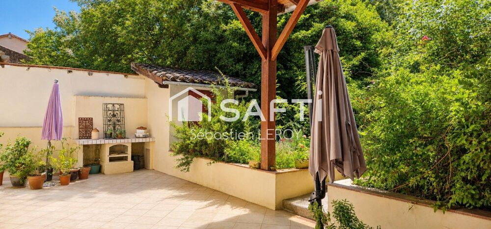 Maison familiale avec garage, jardin et terrasse.