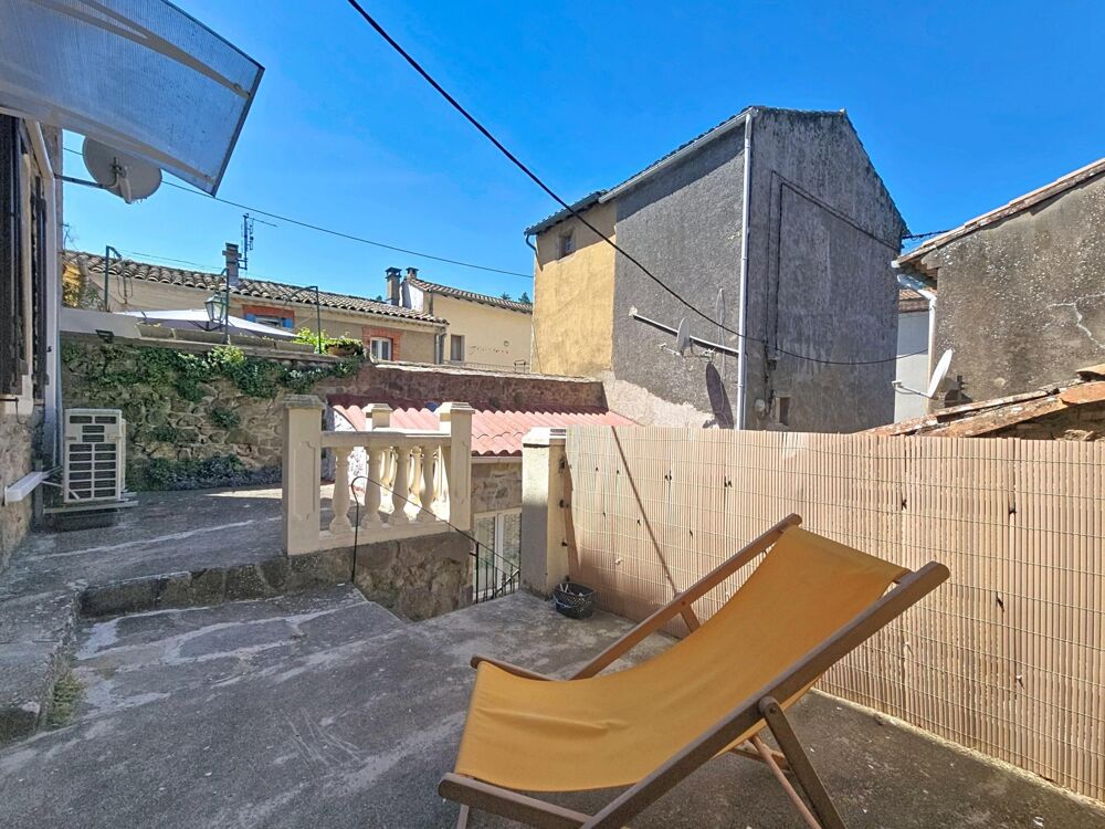 Une maison en pierres pleine de charme, avec terrasse, dépendance et caves voûtées au coeur du village de Camplong.