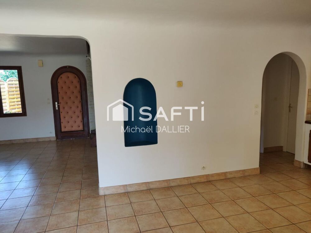 MAISON T8 DE 212m2 AVEC 5 CHAMBRES ET GARAGE.