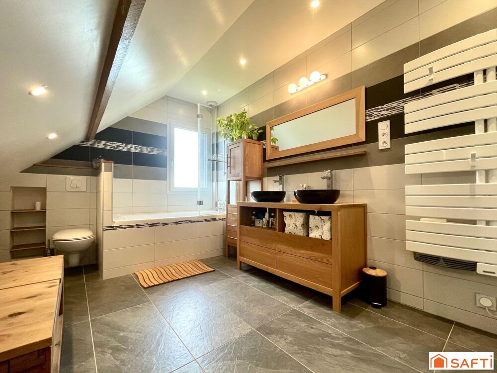 Résidentiel, 3 chambres, 2 SdB, garage et jardin.