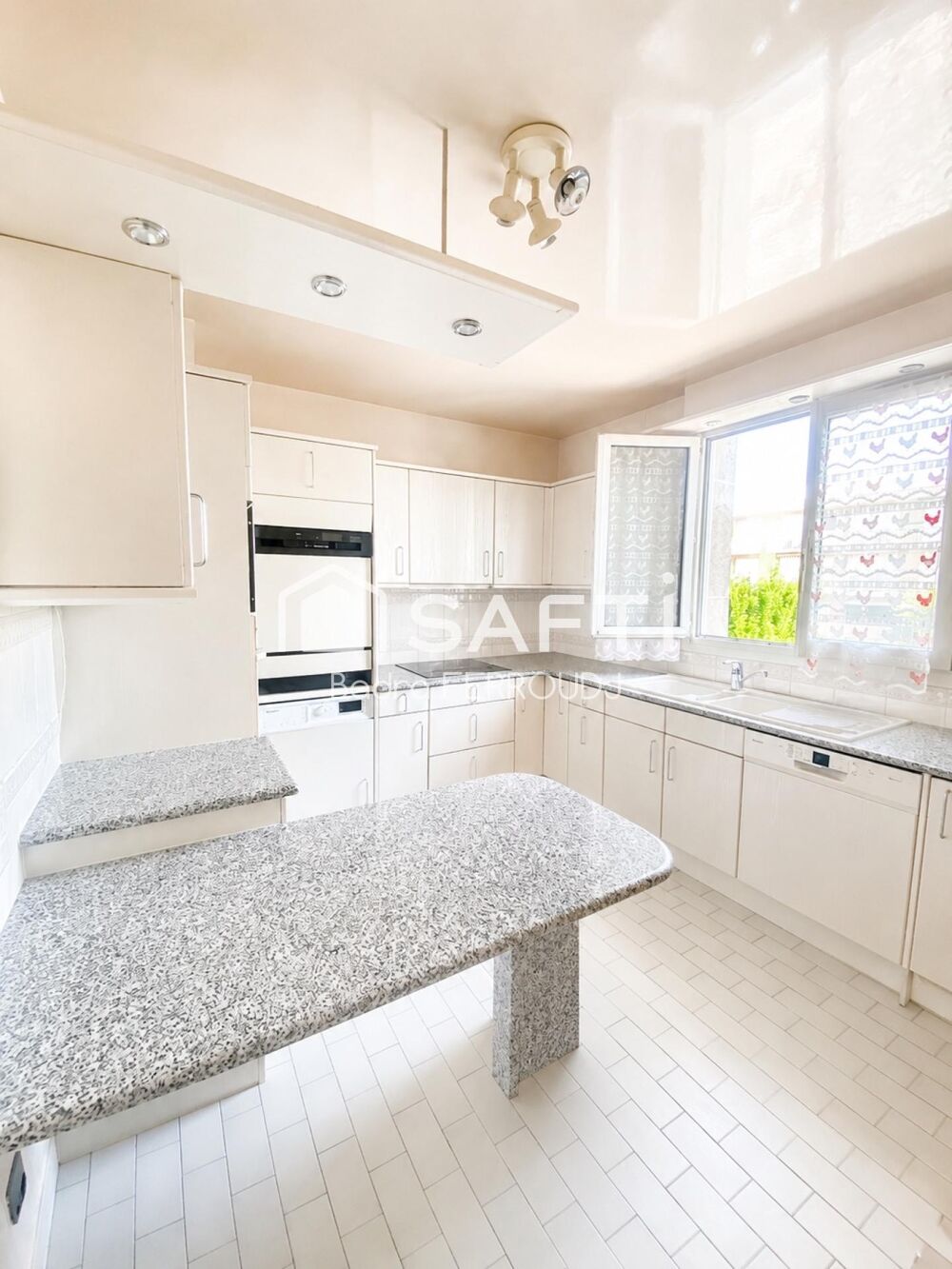 Vente Appartement Coup de cœur – Grand 5 pièces avec balcon sans vis-à-vis, box et cave, à proximité du métro Ligne 9. Montreuil
