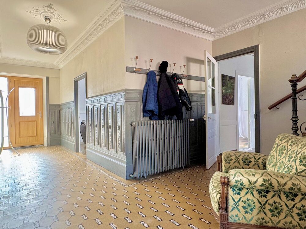 Maison bourgeoise en centre bourg avec dépendances.