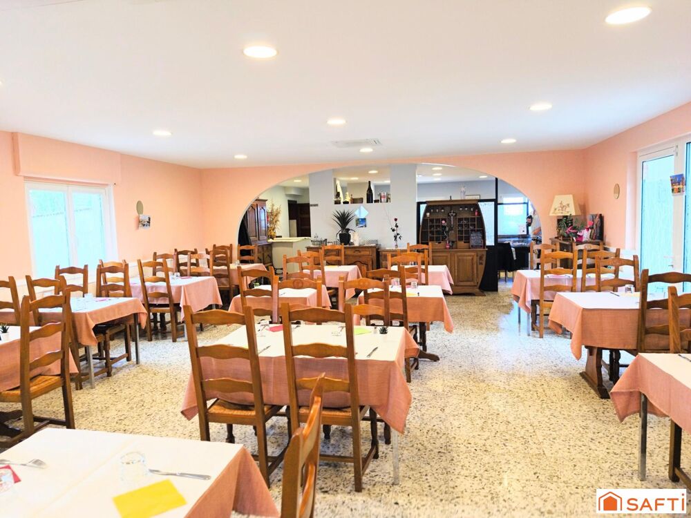   Fonds d'un superbe restaurant, sa belle terrasse d'été sur un vaste terrain proche de Neufchâteau 