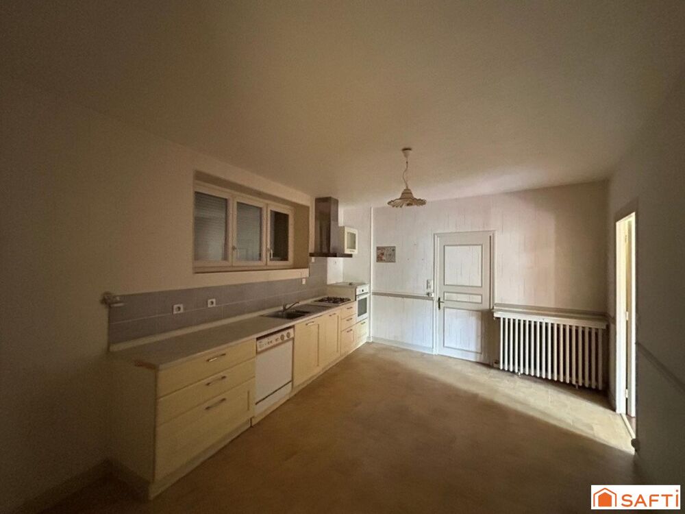 Maison dans village calme avec un beau potentiel d'agrandissement avec ses dépendances