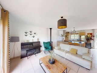 Vente Maison Maison avec 4 chambres, garage, piscine et chalet. Targon